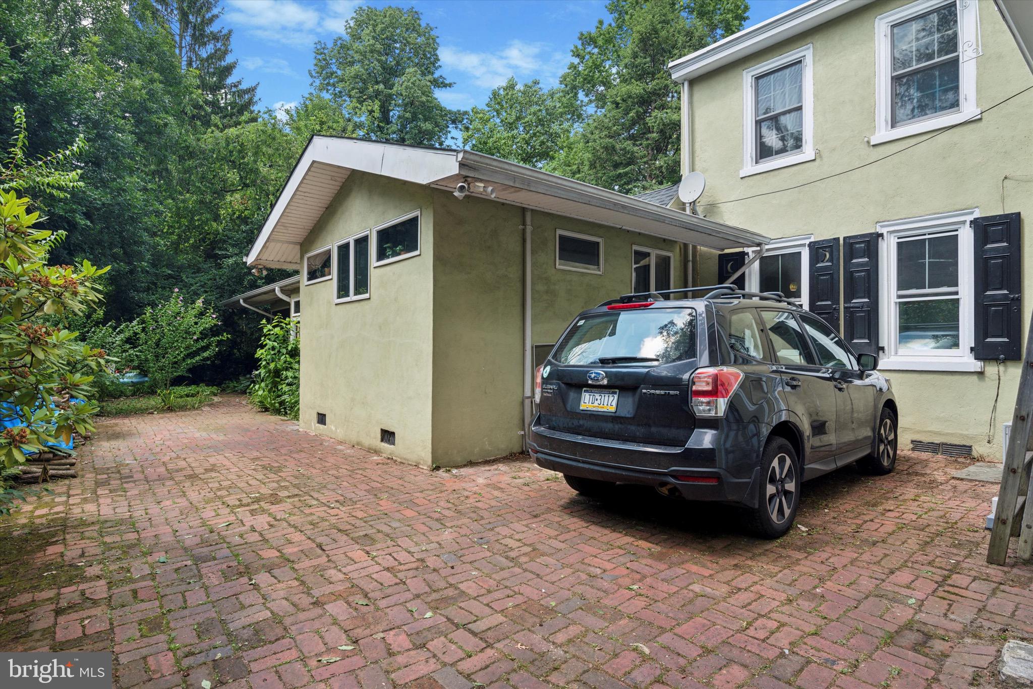 23 W Walnut Ln