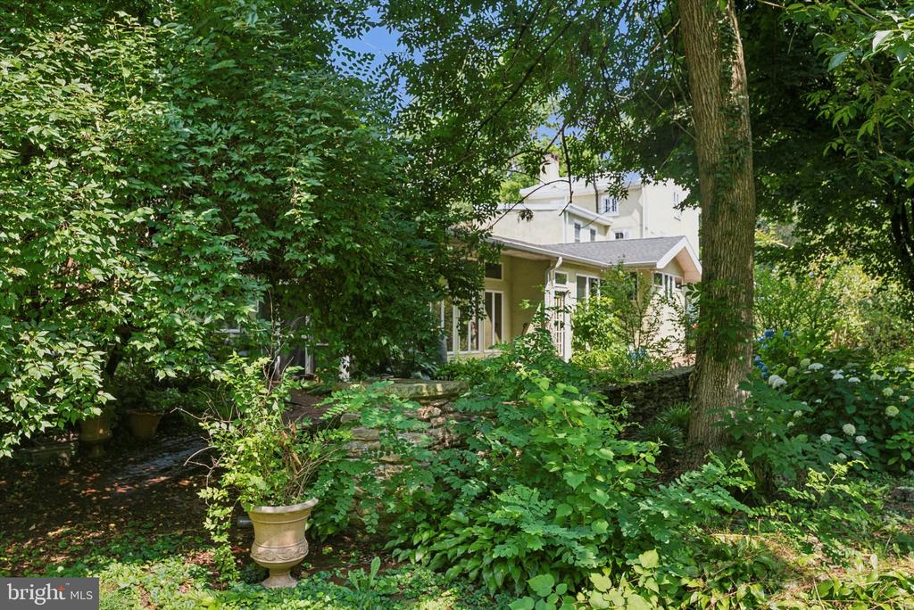 23 W Walnut Ln