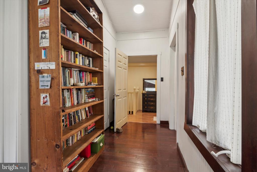 23 W Walnut Ln