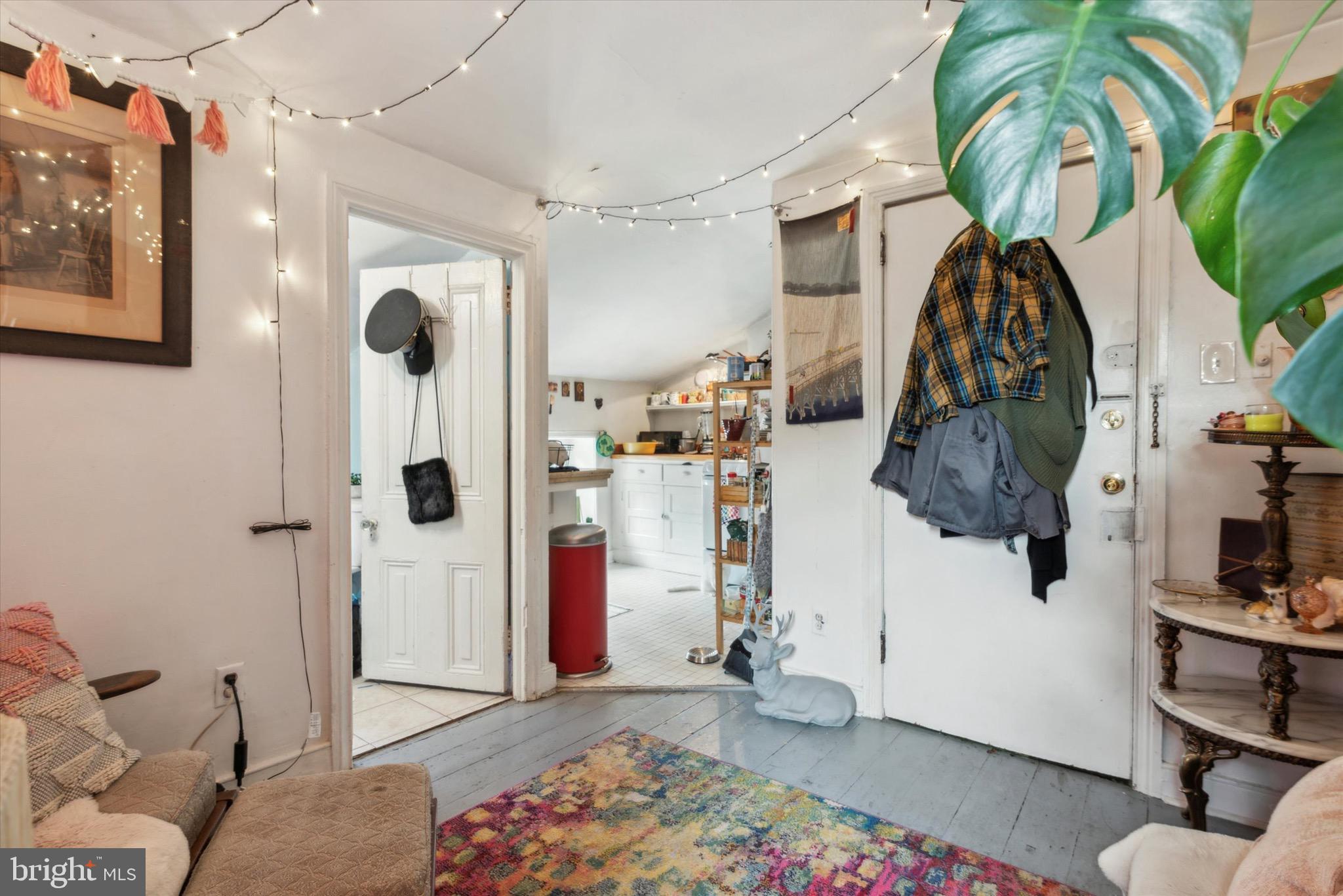 23 W Walnut Ln