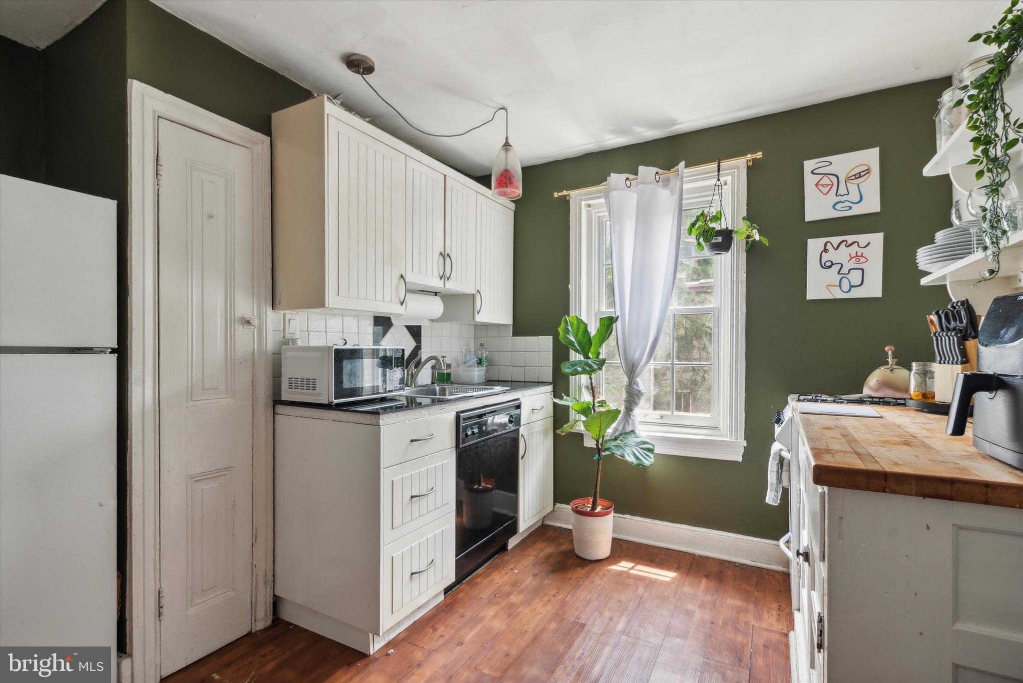 23 W Walnut Ln