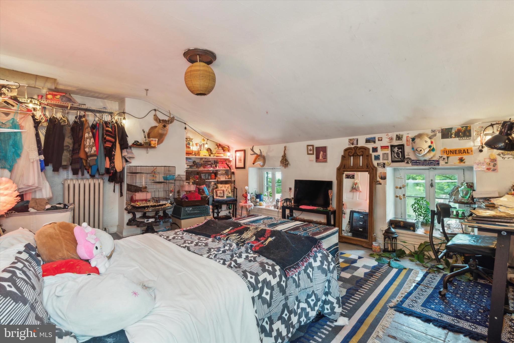 23 W Walnut Ln