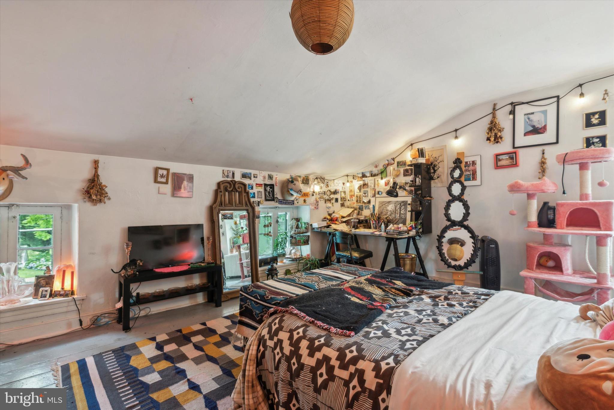 23 W Walnut Ln