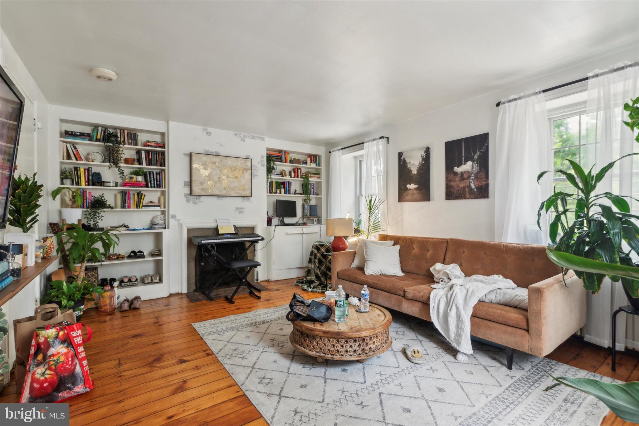 23 W Walnut Ln