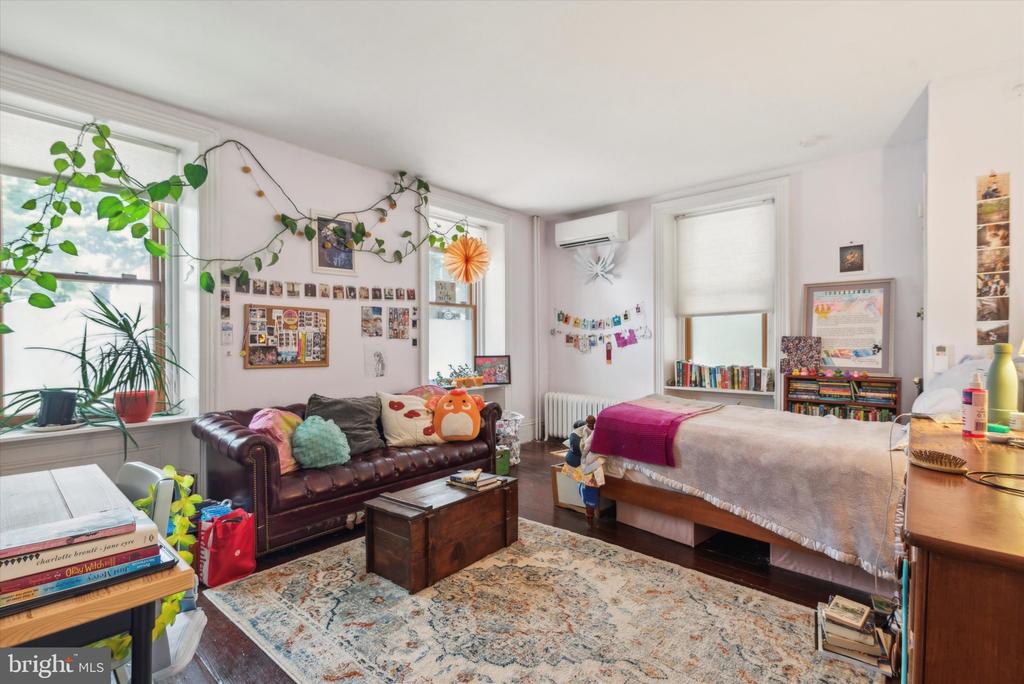 23 W Walnut Ln