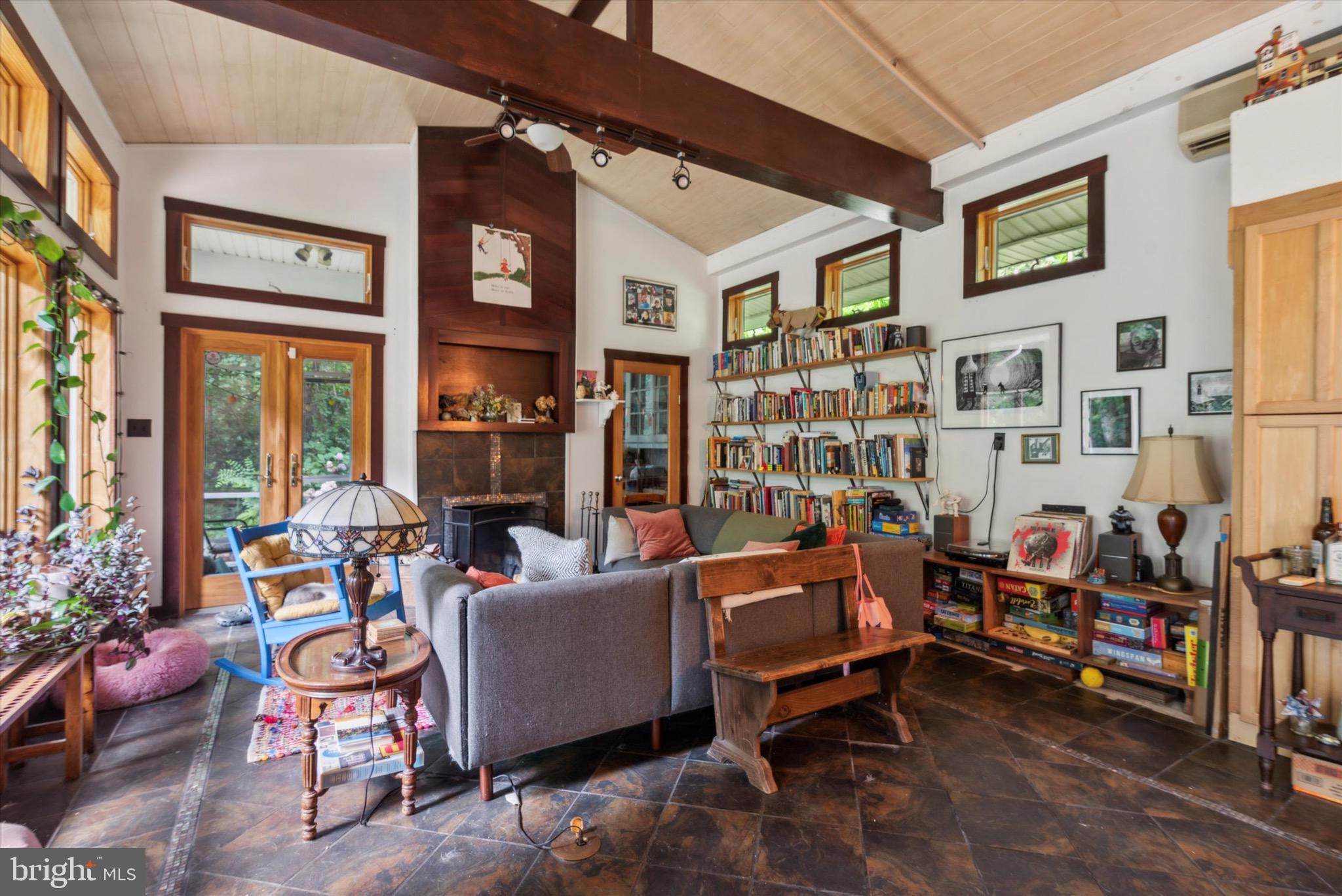 23 W Walnut Ln