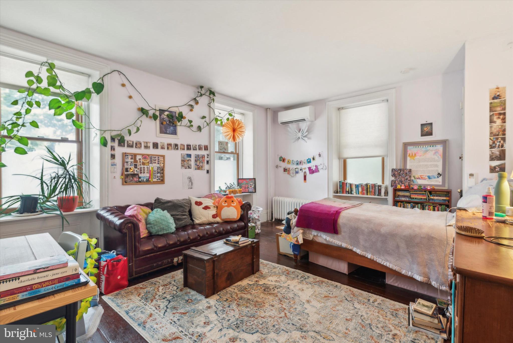 23 W Walnut Ln