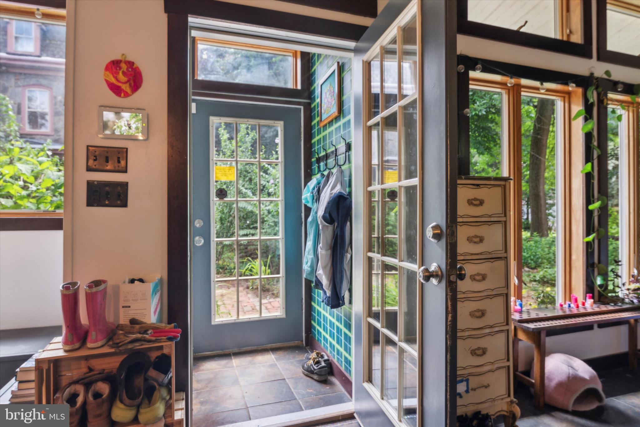 23 W Walnut Ln