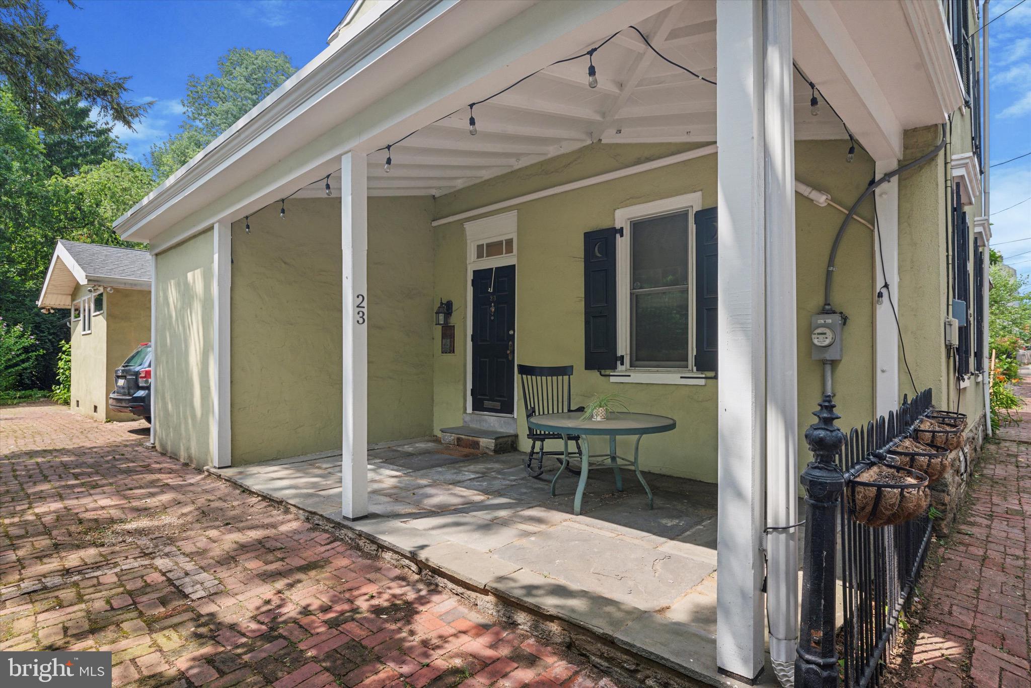 23 W Walnut Ln