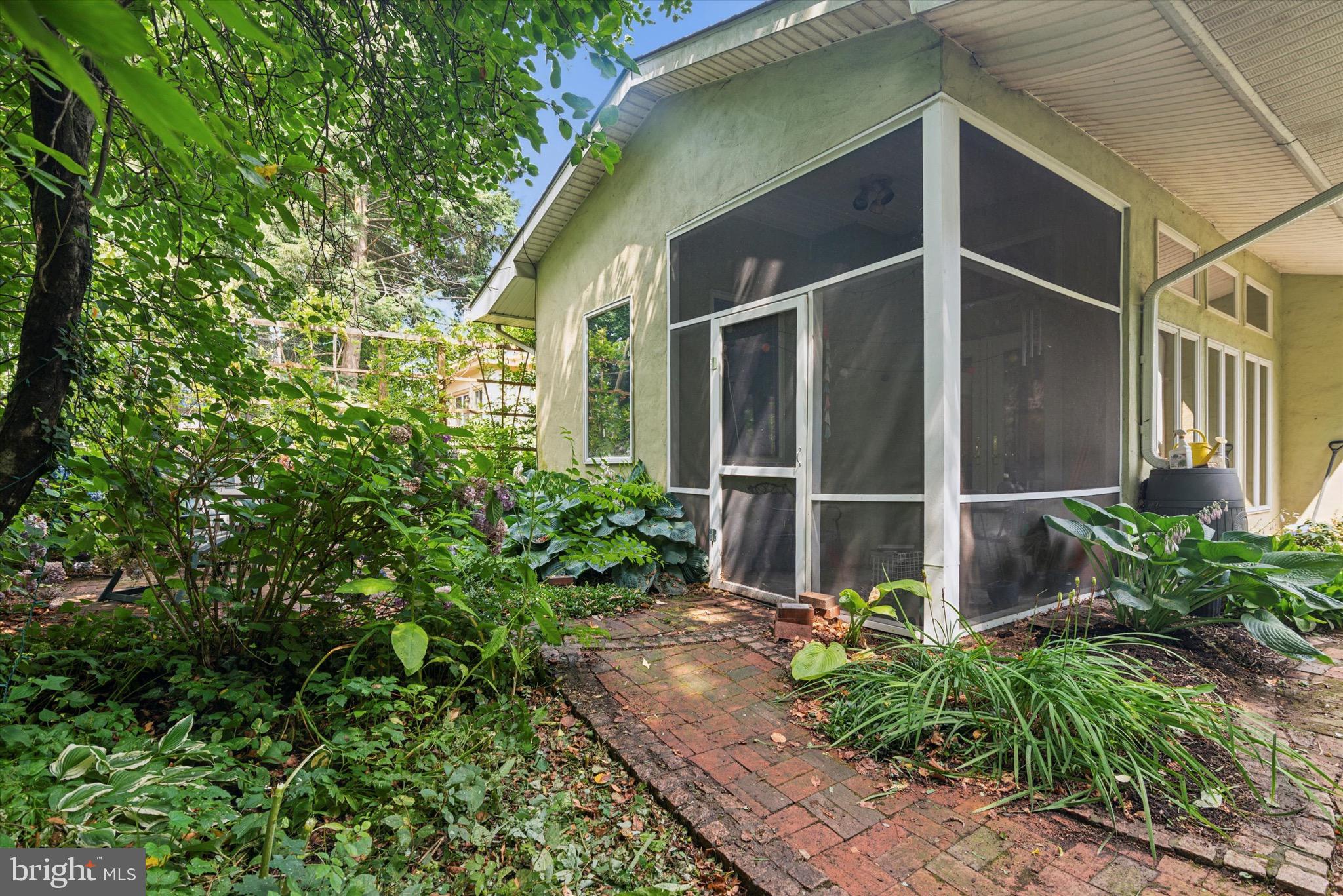23 W Walnut Ln