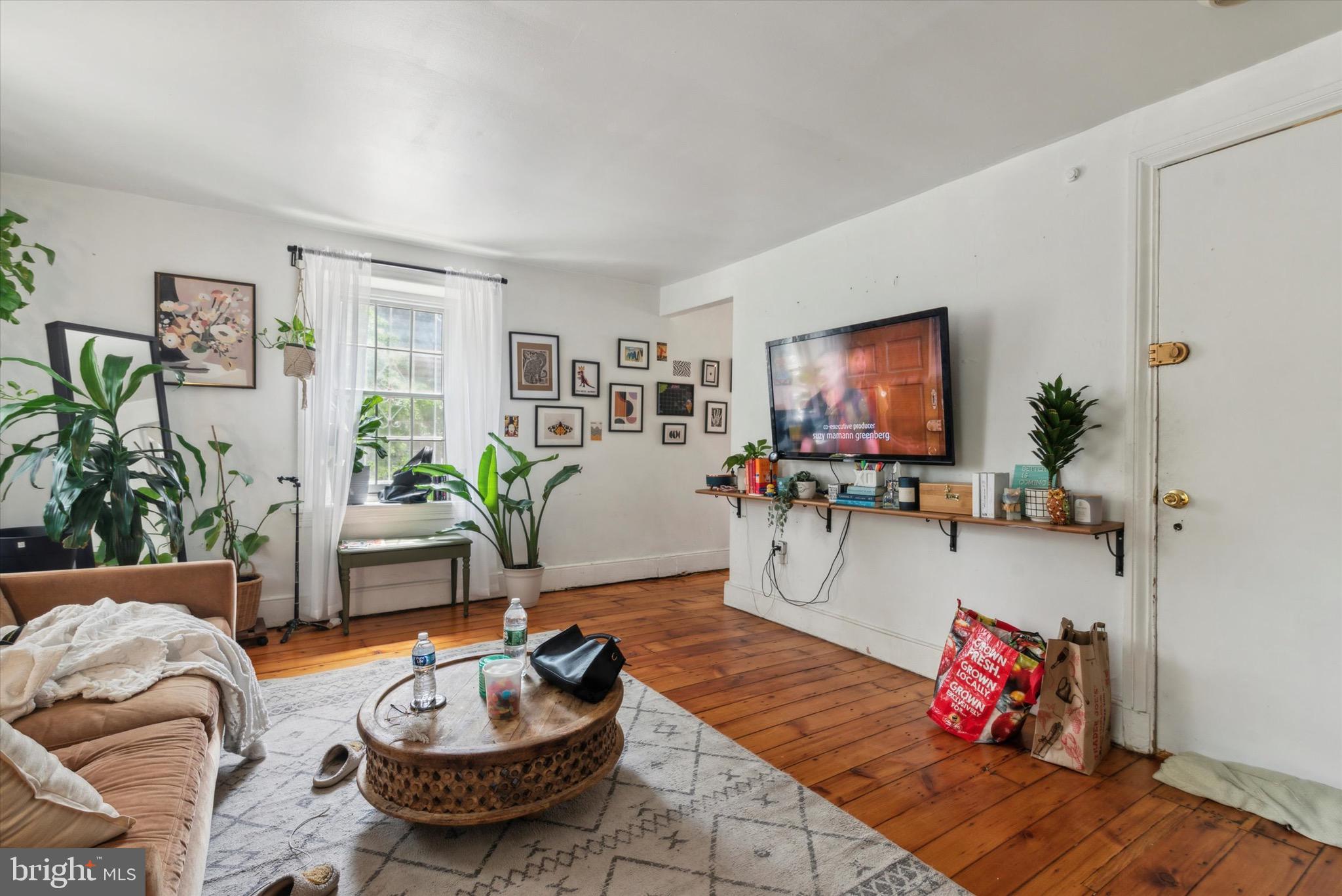 23 W Walnut Ln