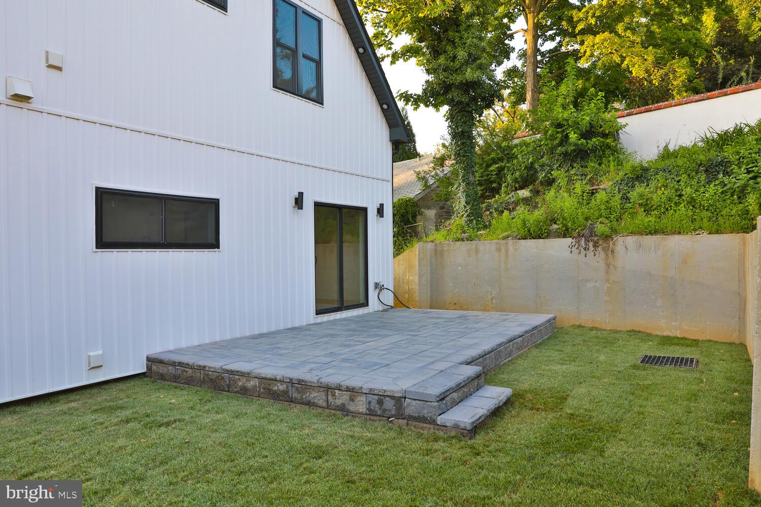 6627 Lincoln Dr