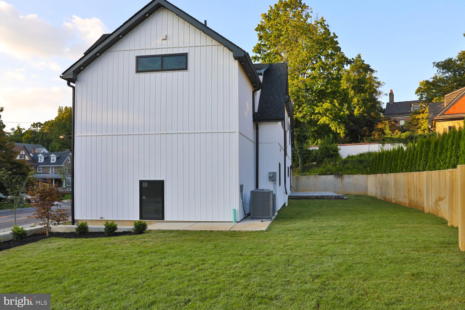 6627 Lincoln Dr