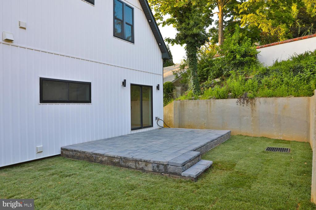 6627 Lincoln Dr