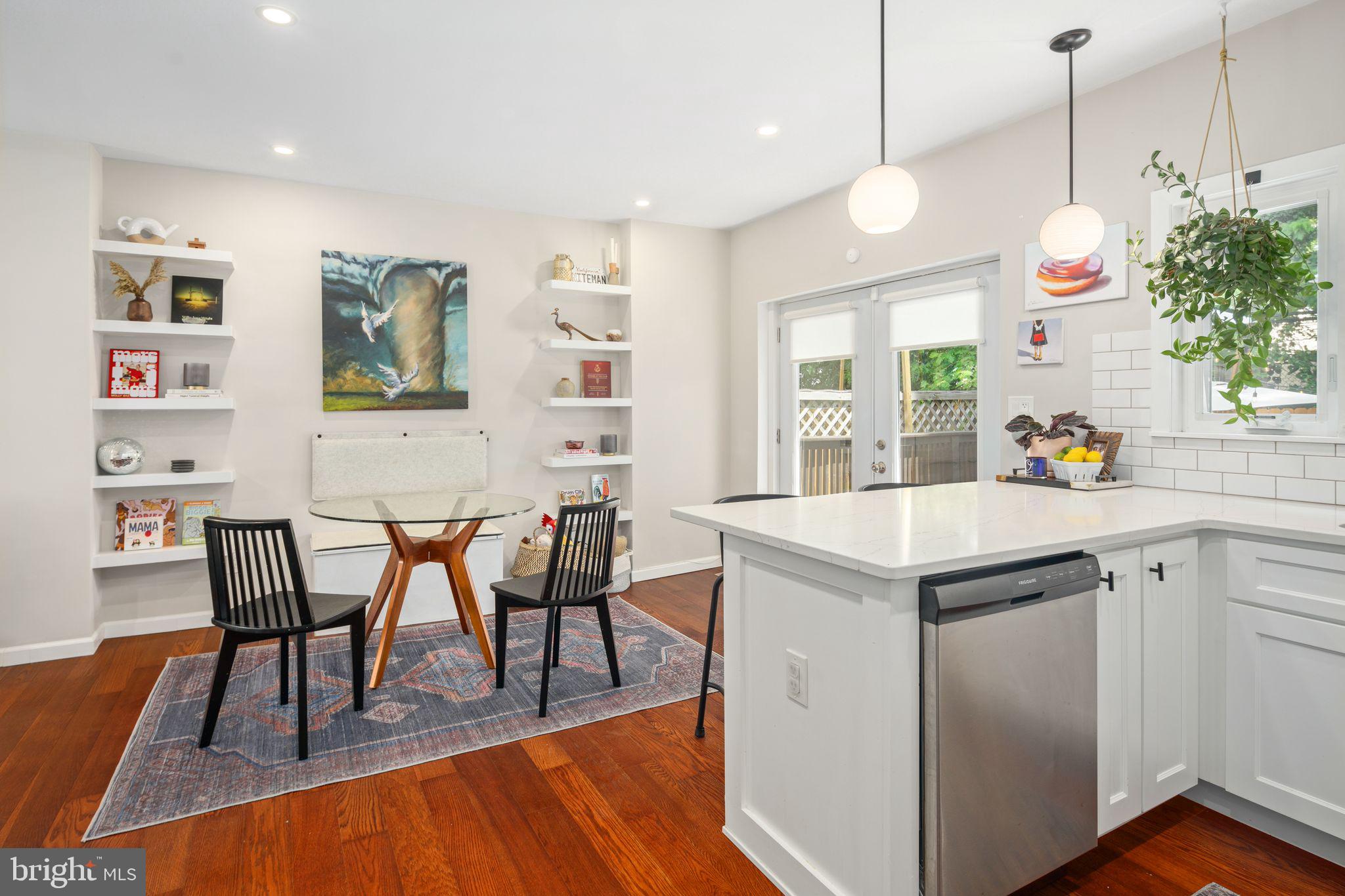 246 E Queen Ln
