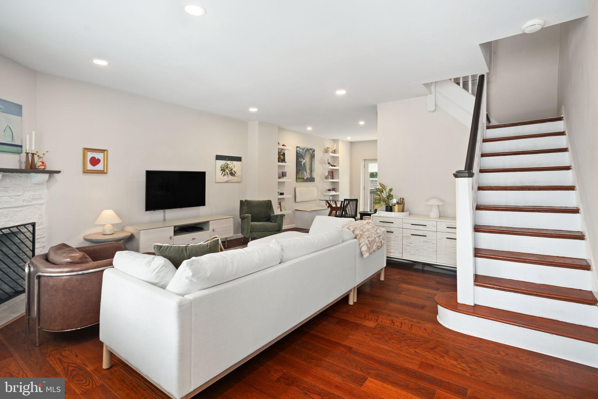 246 E Queen Ln