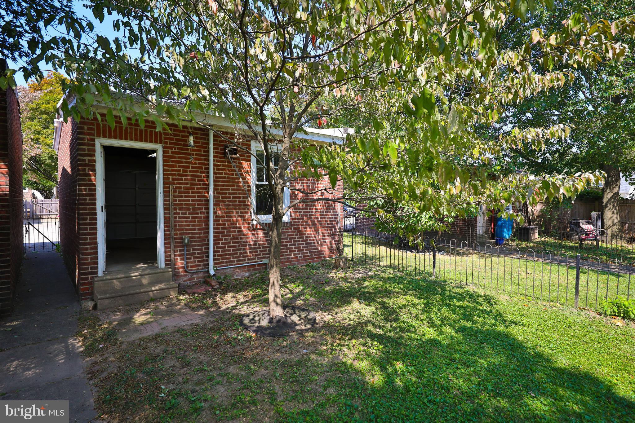 660 Rector St