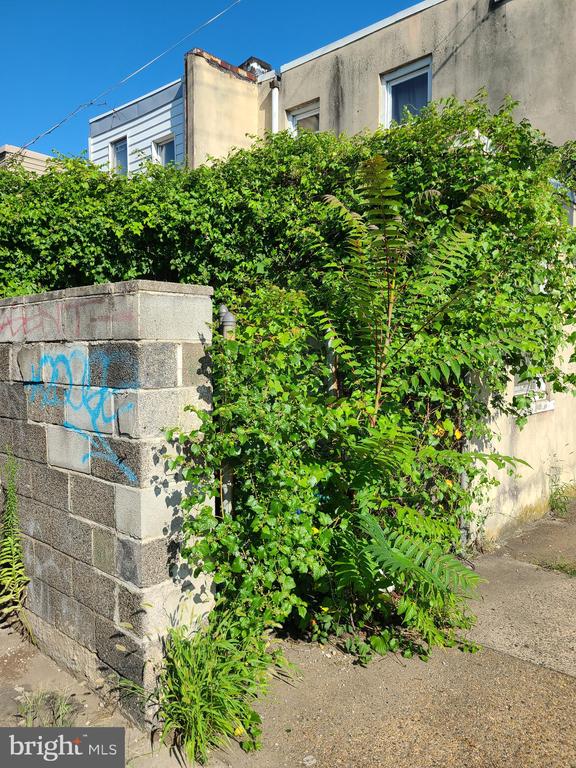 1949 W Bristol St