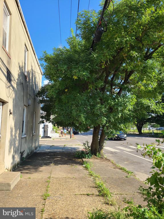 1949 W Bristol St