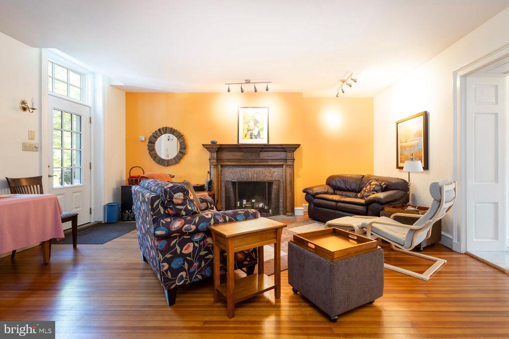 115 E Roumfort Rd #9