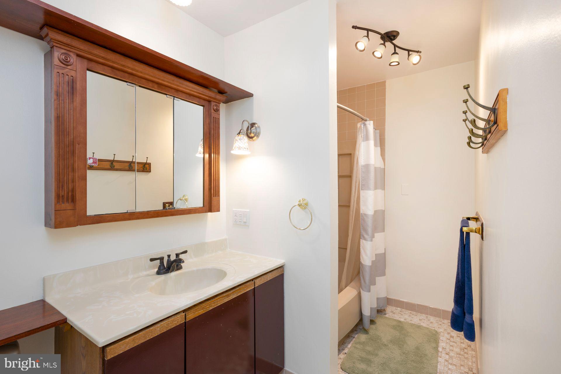 115 E Roumfort Rd #9