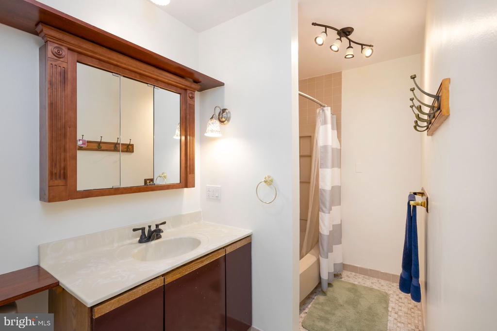 115 E Roumfort Rd #9