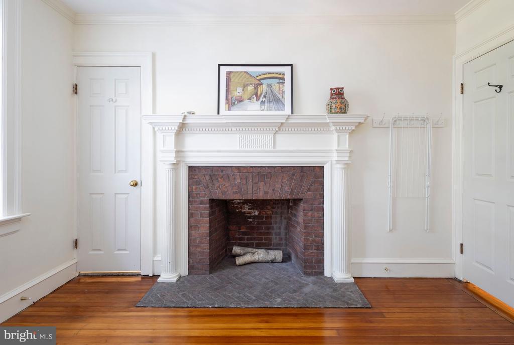 115 E Roumfort Rd #9