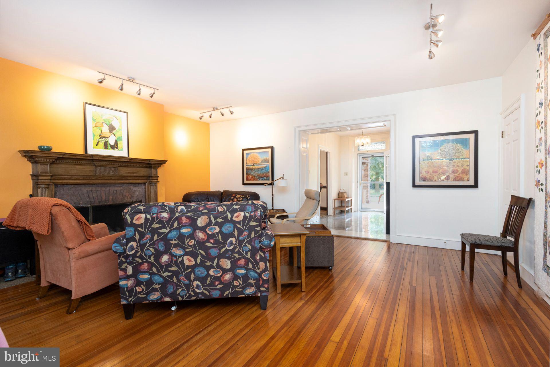 115 E Roumfort Rd #9