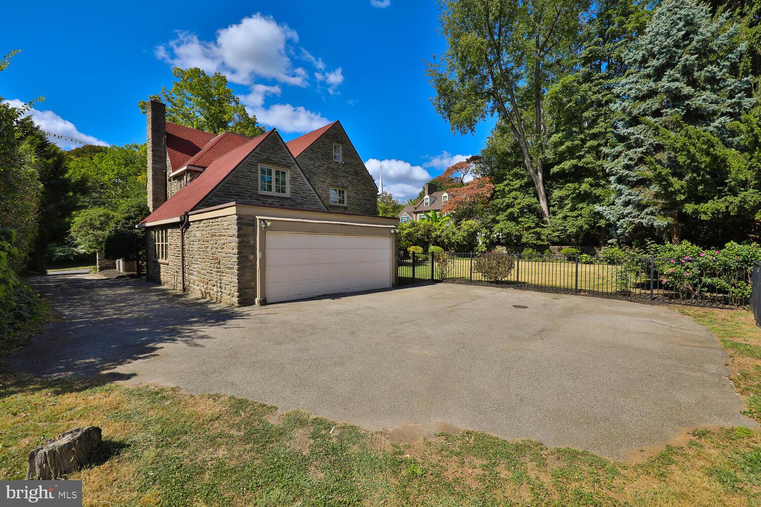 3803 The Oak Rd