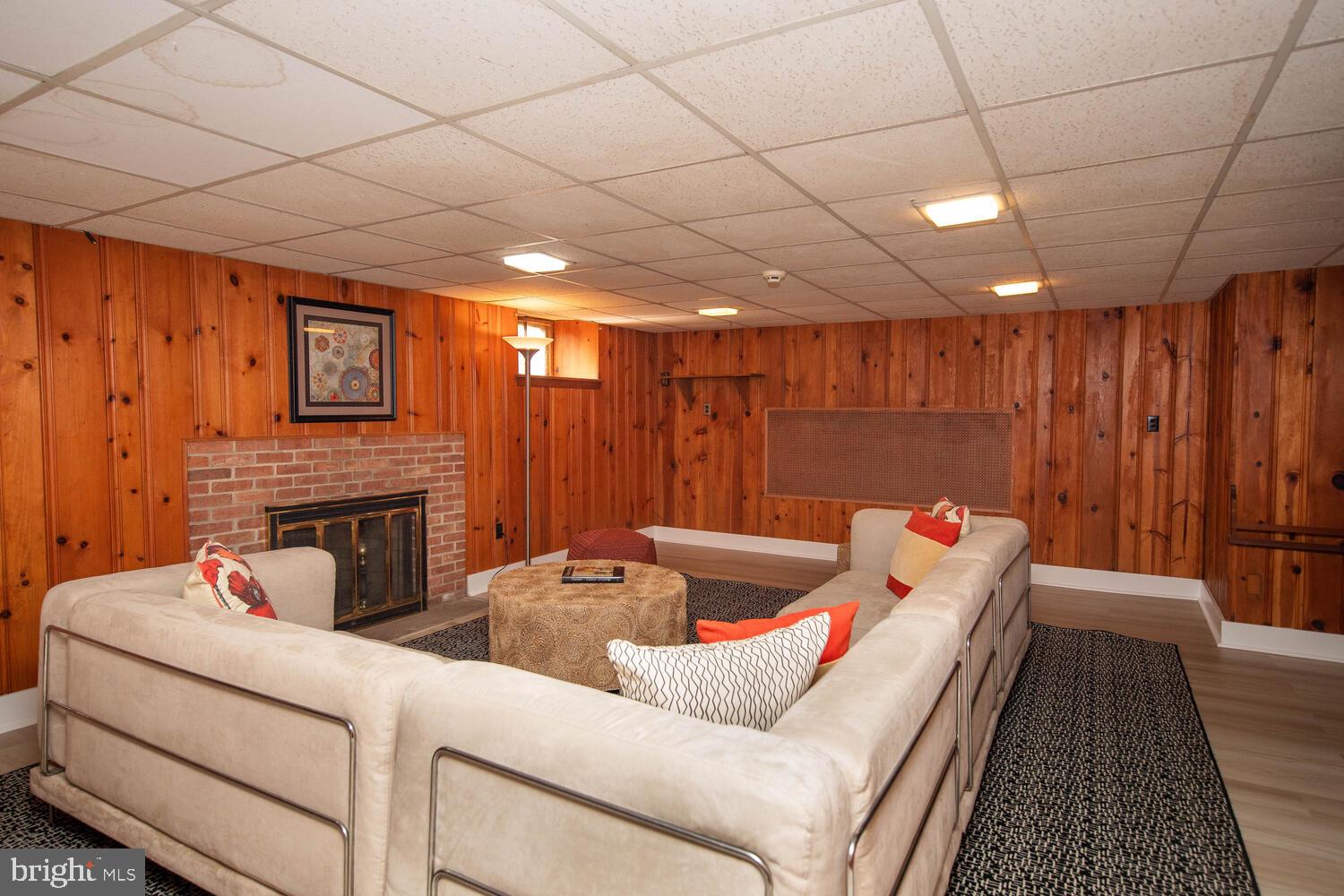 3803 The Oak Rd
