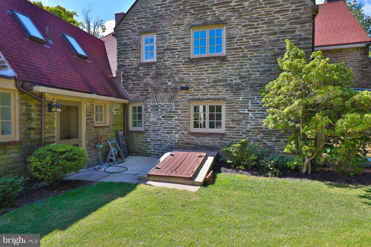 3803 The Oak Rd