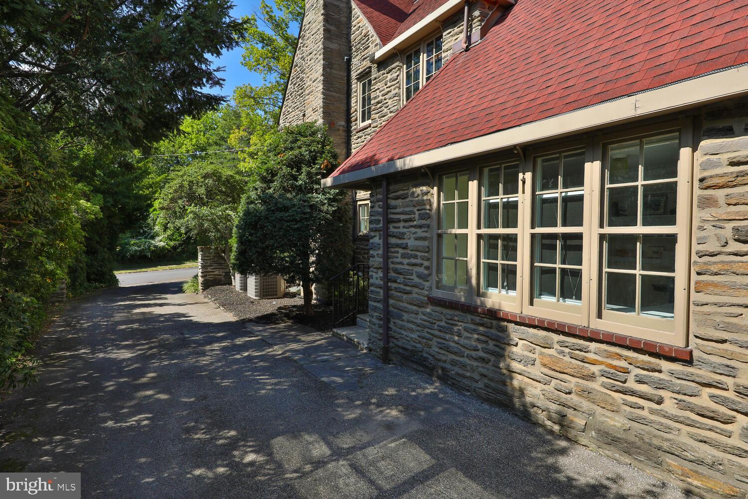 3803 The Oak Rd