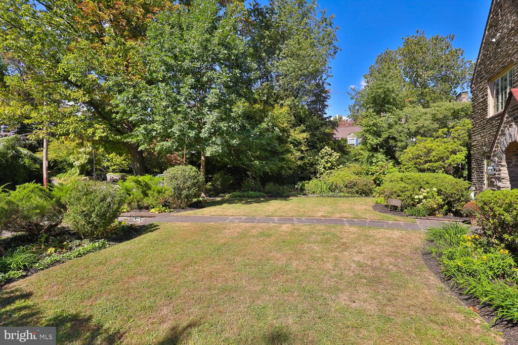 3803 The Oak Rd