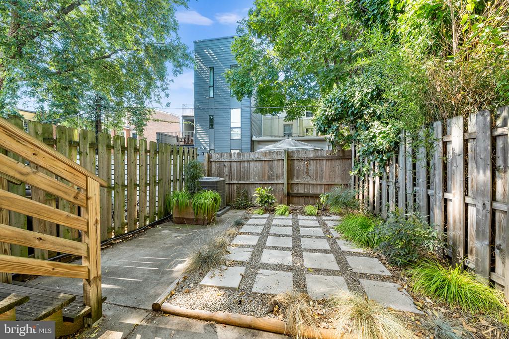 2048 E Arizona St