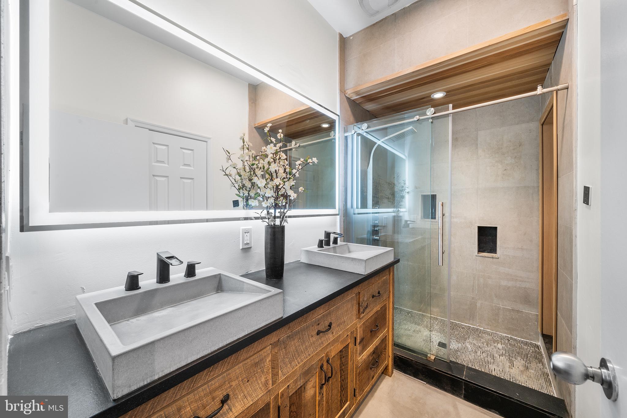 1238 Callowhill St #102