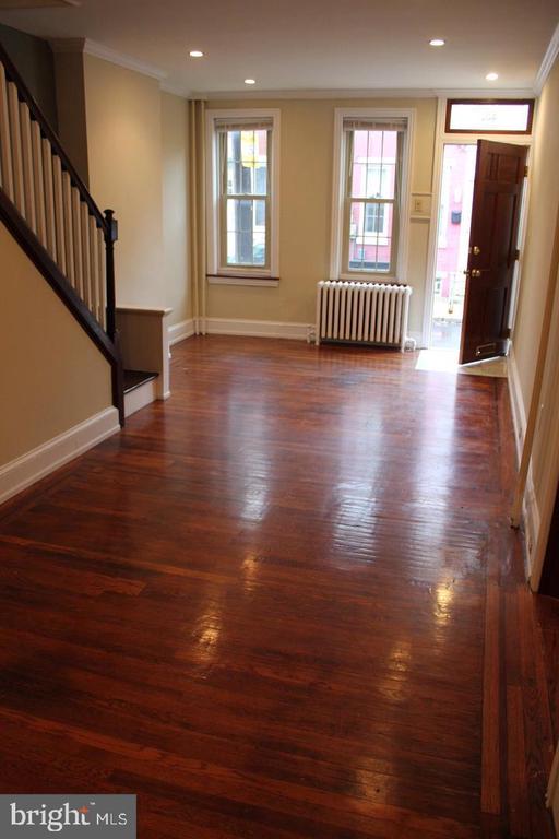 407 E FLORA ST