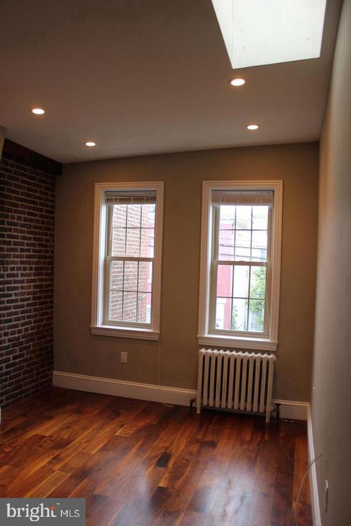 407 E FLORA ST