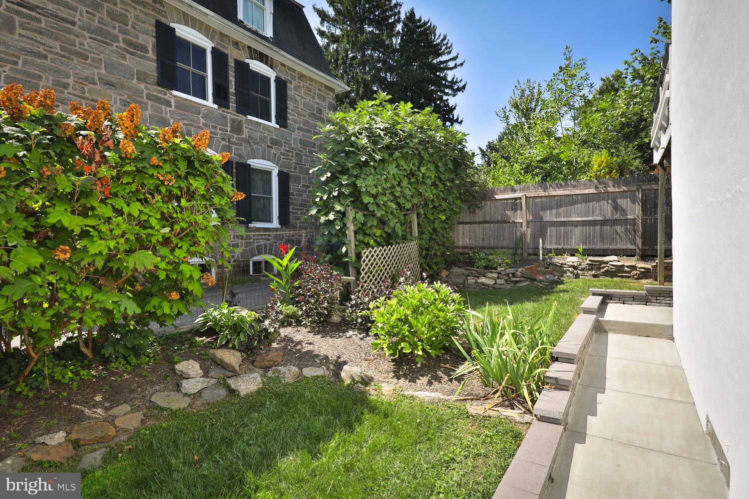 25 W Southampton Ave