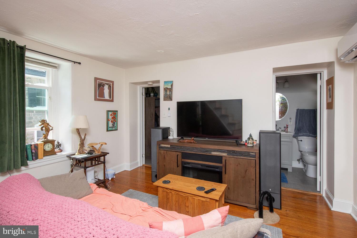 25 W Southampton Ave