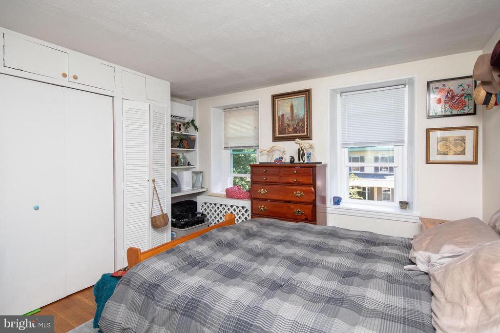25 W Southampton Ave