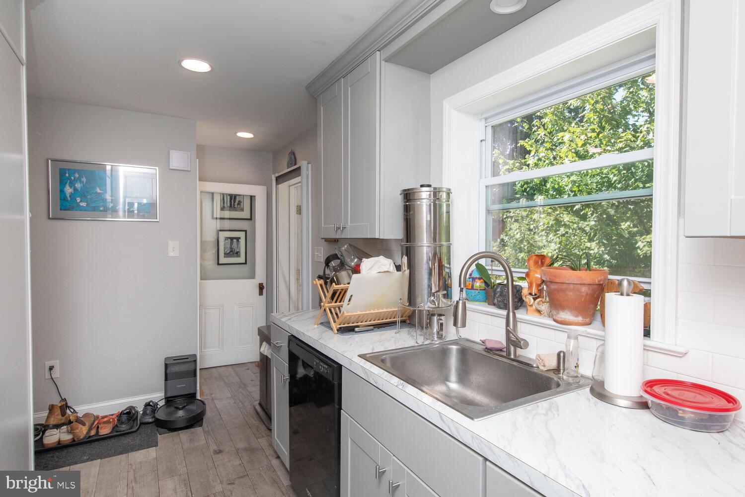 25 W Southampton Ave