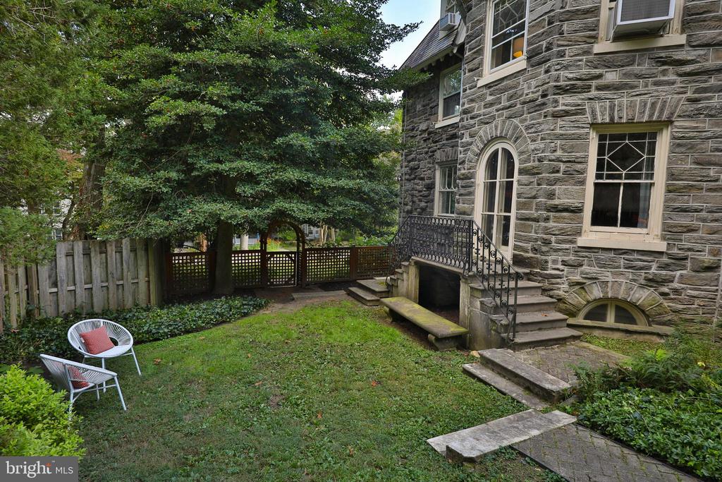 625 W Phil Ellena St