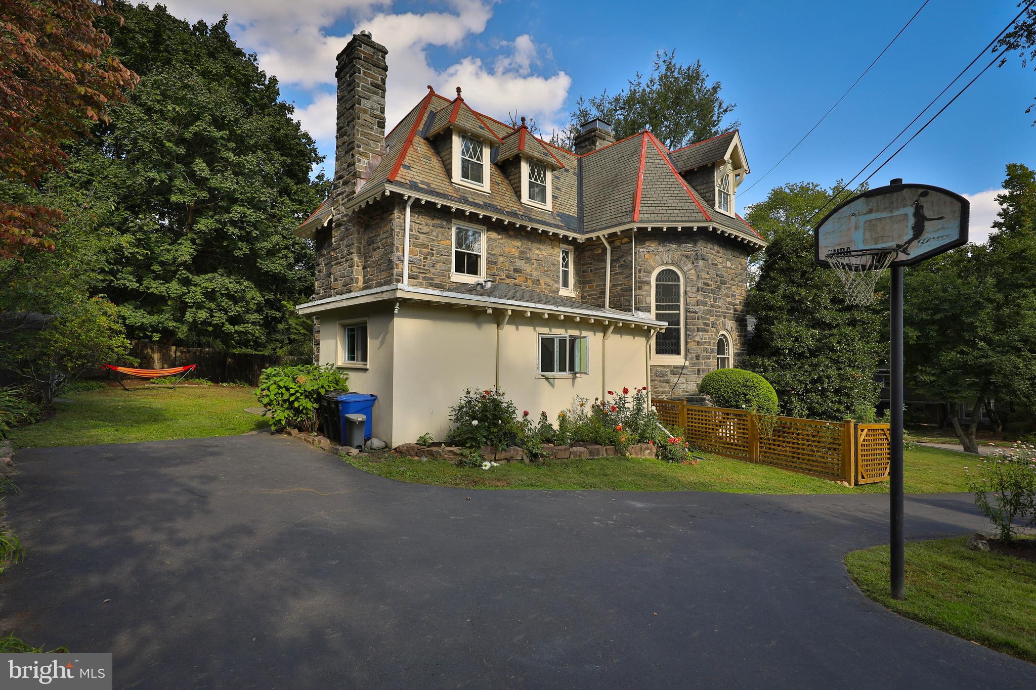 625 W Phil Ellena St