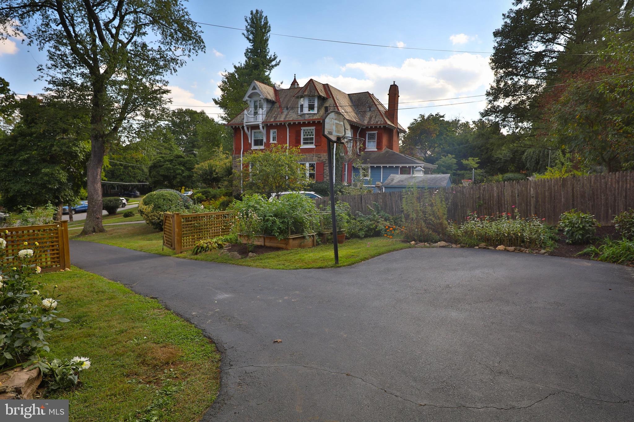 625 W Phil Ellena St