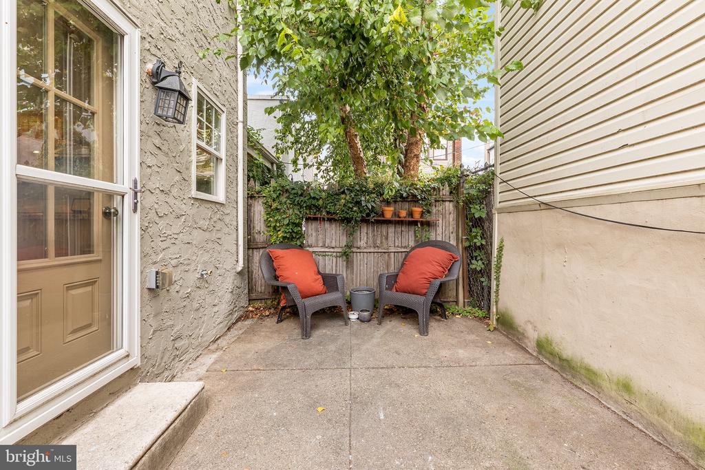324 E Thompson St