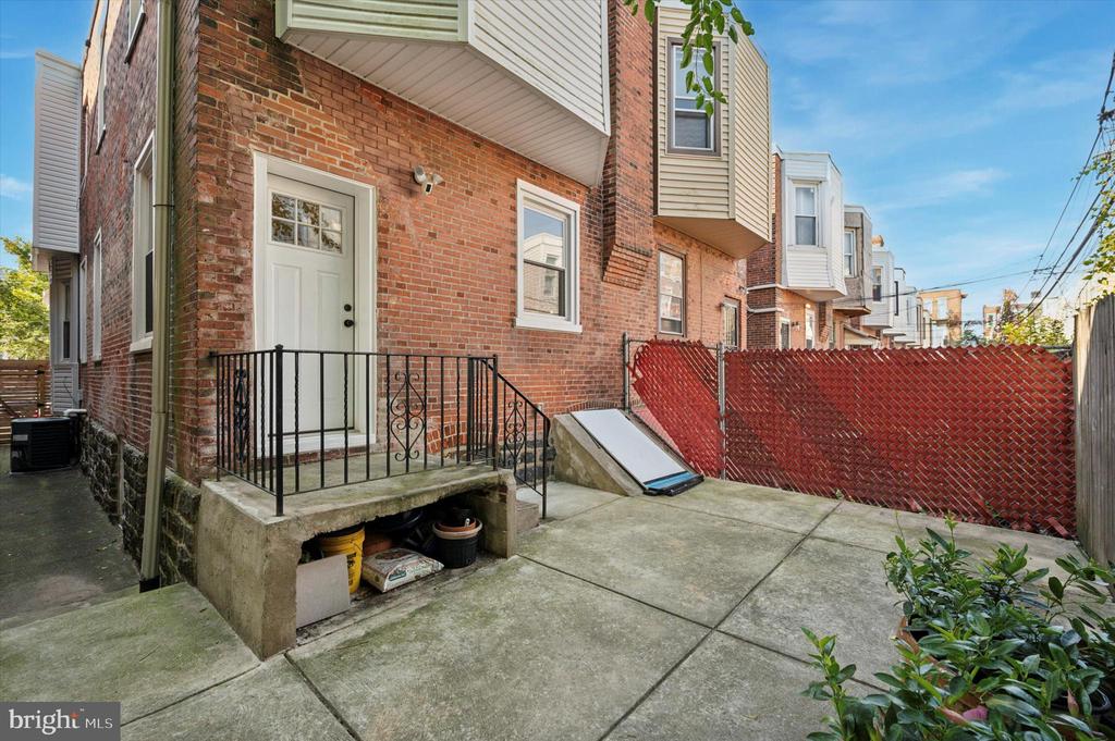 5021 Locust St