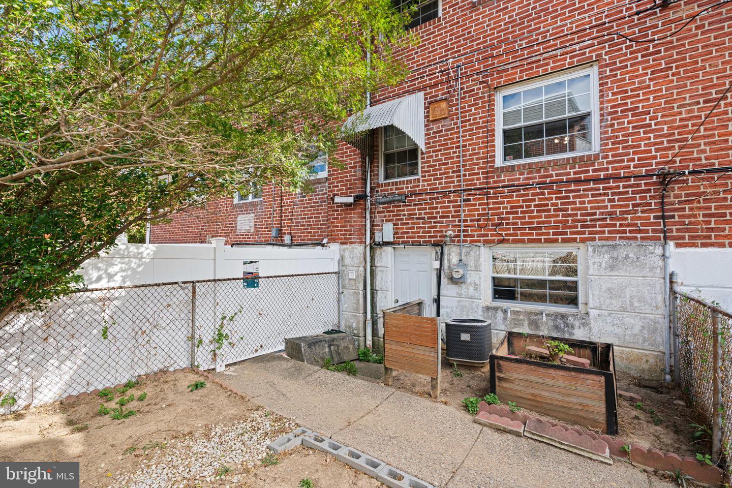 7627 Elmwood Ave