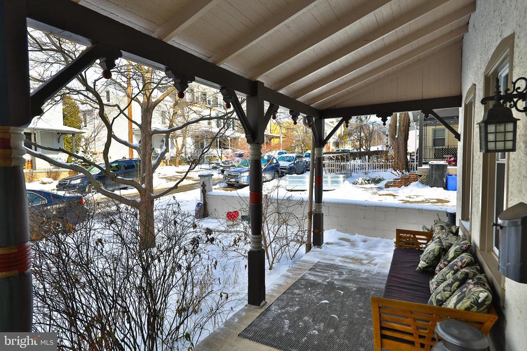 635 W Johnson St