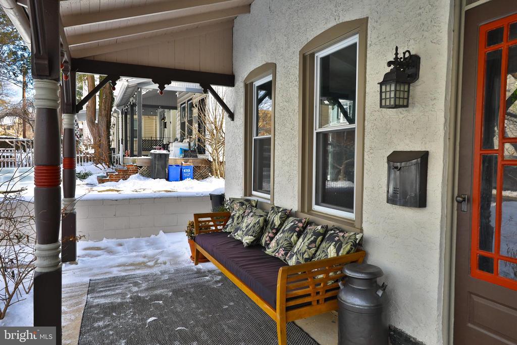 635 W Johnson St