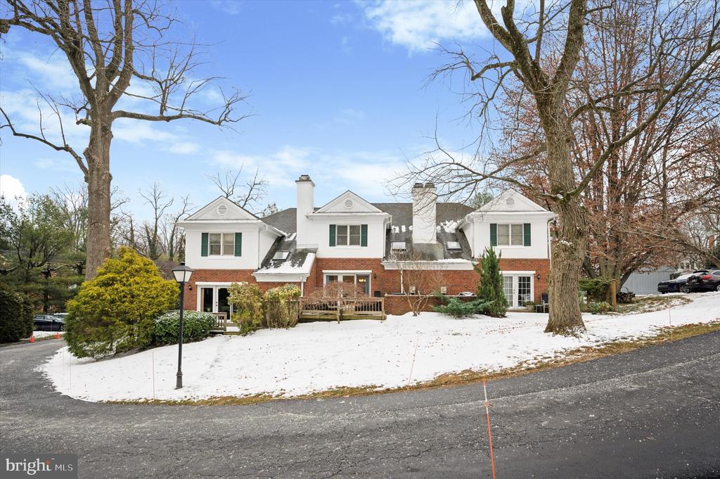 115 E Roumfort Rd #24